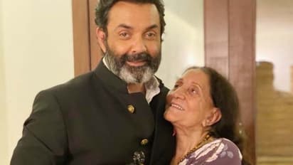 बॉबी देओल को मिला बेस्ट एक्टर का अवॉर्ड तो मां के साथ शेयर की ऐसी तस्वीर