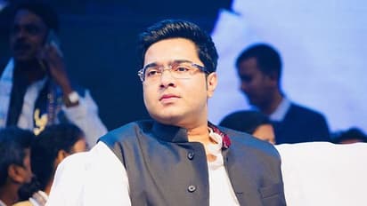 Subrata Mukherjee- সুব্রত মুখোপাধ্যায়কে দেখতে এসএসকেএমে অভিষেক, খোঁজ নিলেন মন্ত্রীর শারীরিক অবস্থার