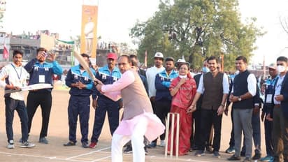 फ़्रंट फूट पर सीएम शिवराज ने खेली क्रिकेट..पत्नी साधना विकेट के पीछे खड़े होकर देखती रहीं बल्लेबाजी