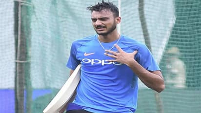 అక్షర్ ను ఎందుకు పంపారు..? డీకే ఉన్నాడుగా.. ఇది చెత్త నిర్ణయం.. ఫైర్ అవుతున్న ఫ్యాన్స్ 