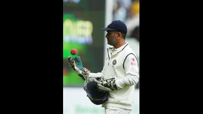 ధోనీ అలా చెప్పి నన్ను మోసం చేశాడు, ఏం జరుగుతుందో తెలిసేలోపు... వృద్ధిమాన్ సాహా కామెంట్స్...