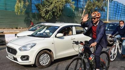 പെട്രോൾ വില വർദ്ധനയ്ക്കെതിരെ സൈക്കിളിൽ സഞ്ചരിച്ച് റോബര്ട്ട് വദ്ര