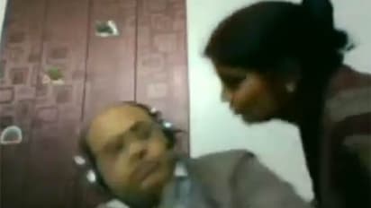 வீடியோ காலில் ஆபீஸ் மீட்டிங்... கணவனுக்கு உம்மா கொடுக்க பாய்ந்த மனைவியால் பரபரப்பு... வைரல் வீடியோ...!