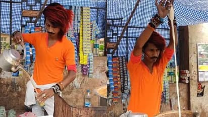 കട്ട രജനീകാന്ത് ആരാധകന്; 'ചായയടി'യുടെ സ്റ്റൈല് കാണാന് ആളുകളുടെ തിരക്ക്!