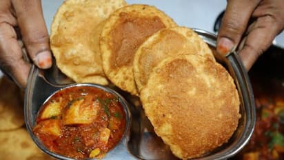 यहां सुबह 6 बजे से लग जाती है कचौड़ी-सब्जी खाने वालों की लाइन, शमशान घाट से लाश जलाकर लोग आते हैं खाने