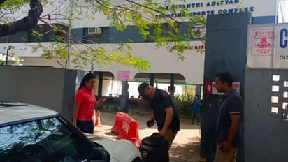 சென்னை ரைஃபிள் கிளப்பில் தல அஜித்... கையில் துப்பாக்கியுடன் கெத்தாக போஸ் கொடுத்து அசத்தும் போட்டோஸ்...!