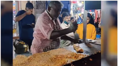 മുത്തുവിന്റെ 'രജനീകാന്ത് സ്റ്റൈല് ദോശ'യ്ക്ക് വൻഡിമാന്റ്, വീഡിയോ കാണാം