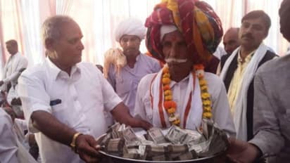 दूल्हे के पिता ने दहेज में मिला 11 लाख रु. लौटाया, सिर्फ 101 रुपए लेकर कहा- मुझे धन नहीं, लक्ष्मी चाहिए