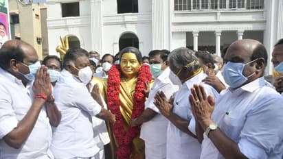 அடடே... என்ன ஒரு கண்கொள்ளாக் காட்சி... கேக் வெட்டிய ஓபிஎஸ் இபிஎஸ் மாறி மாறி ஊட்டிக்கொண்டனர்..!