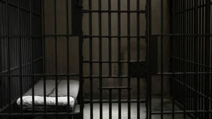 নাইট কার্ফুর মাঝে জেলের দেওয়াল ফুটো করে পালাল বন্দিরা