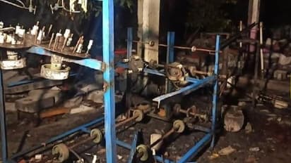 पटाखा फैक्ट्री में धमाका, अब तक 3 कर्मचारियों की मौत,घरों से बाहर आए लोगों ने सुनाई ये कहानी