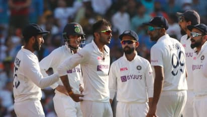 অশ্বিন ও অ্যাক্সর প্যাটেলের স্পিনে কুপকাত ইংল্য়ান্ড, লাগাতার উইকেট হারিয়ে চাপে রুট বাহিনি