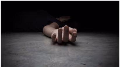 നദിക്ക് കുറുകെയുള്ള പാലം തകര്‍ന്നു, വാഹനമെത്തിയില്ല; മകളുടെ മൃതദേഹം തോളില്‍‌ ചുമന്ന് പിതാവ്