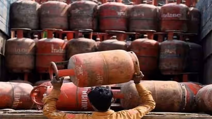 LPG ಗ್ಯಾಸ್ ಸಿಲಿಂಡರ್ ಮತ್ತಷ್ಟು 'ಭಾರ': ಗ್ರಾಹಕರಿಗೆ ಬೆಲೆ ಏರಿಕೆ ಶಾಕ್!