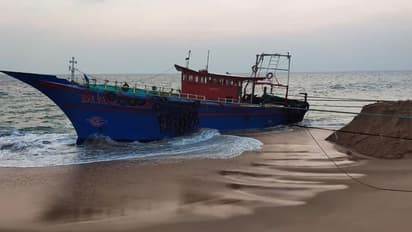 വള്ളം തീരത്ത് അടുപ്പിക്കാന് ശ്രമിക്കുന്നതിനിടെ കടലില് വീണു, തെരച്ചിലിനൊടുവില് മത്സ്യത്തൊഴിലാളിയെ കണ്ടെത്തി