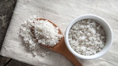 1 दिन में कितने चम्मच नमक खाना है सही? इससे ज्यादा खाया Salt तो सेहत पर पड़ता है बुरा असर