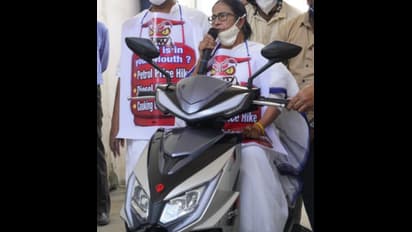 স্কুটার-আরোহী মমতা, গরুর গাড়ি থেকে ট্রাক্টর - নেতাদের প্রতিবাদে দেখা গিয়েছে অনেক যানই, দেখুন