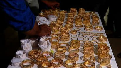 റെയിൽവേ സ്റ്റേഷനിൽ വന് സ്വര്ണ്ണ വേട്ട; നാലര കിലോ സ്വർണം പിടിച്ചെടുത്തു