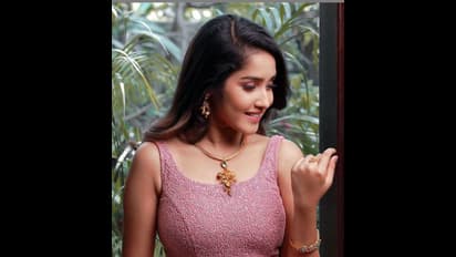 அல்ட்ரா மாடர்ன் உடையில் கோவா கடற்கரையில் குட்டி நயன் அனிகா..! வேற லெவல் அழகு போட்டோஸ்..!