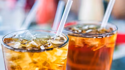 சாப்பிட்ட உடன் சோடா குடிப்பது செரிமானத்திற்கு உதவுமா? அது நல்லதா? கெட்டதா?