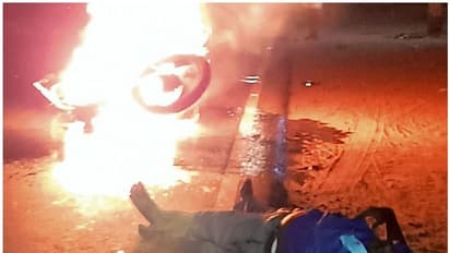 ബുള്ളറ്റ് ബൈക്കുകള് കൂട്ടിയിടിച്ച് തീപിടിച്ചു, യുവാക്കള്ക്ക് പരിക്ക്