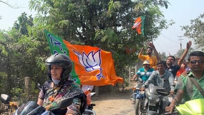 আজ রাজ্য সফরে BJP-র হেভিওয়েট ২, স্কুটিতে স্মৃতি ইরানি, বালুরঘাটে জনসভায় রাজনাথ সিং, দেখুন ছবি