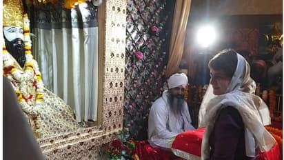 संत रविदास मंदिर में प्रियंका गांधी ने कुछ इस तरह की पूजा, सिर पर रखा दुपट्टा-PHOTOS