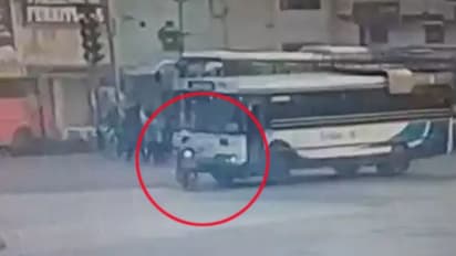 ముందు వెళ్లాలనే తొందర, సిగ్నల్ జంప్ ... రోడ్డు దాటేలోపు