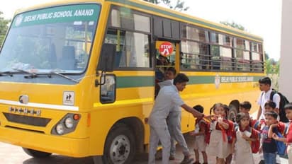 আপনার সন্তানও কি বাসে করে স্কুলে যায়, বাসে নিরাপত্তা সংক্রান্ত এই নিয়মগুলো তাকে জানান