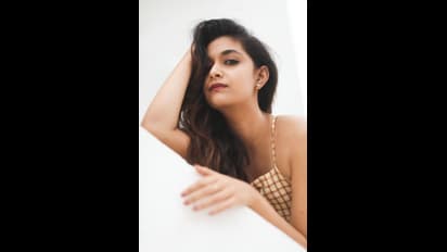 ஸ்லீவ்லெஸ் உடையில் சிக்குன்னு இருக்கும் கீர்த்தி சுரேஷ்... பார்த்தாலே கிக்கேற வைக்கும் ‘பளீச்’ கிளிக்ஸ்...!