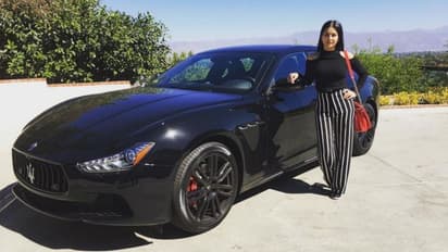 బాలీవుడ్ హాట్ బ్యూటీ  సన్నీ లియోన్ లైఫ్ స్టయిల్ చూసారా.. ఆమే లగ్జరీ కార్లు, విలాసవంతమైన బంగ్లా ఇదే