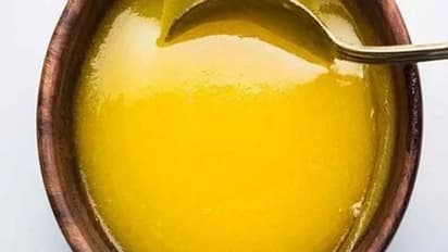 খালি পেটে না ভরা পেটে,  হাজারো সমস্যা থেকে এক নিমেষে মুক্তি দেবে এক চামচ 'ঘি'