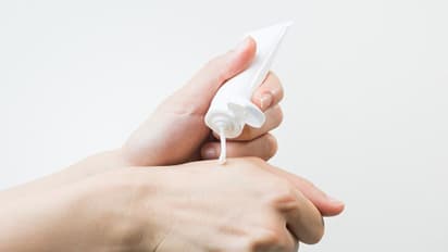 ಕೈ ಚರ್ಮ ಸುಕ್ಕುಗಟ್ಟಿದೆಯೇ? ಈ ಟಿಪ್ಸ್‌ನಿಂದ ಸಿಗುತ್ತೆ ಪರಿಹಾರ