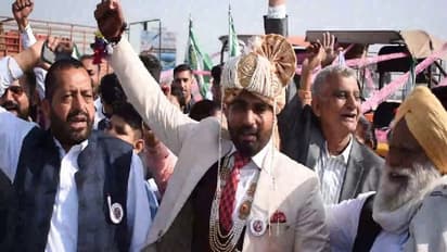 दुल्हन लेने से पहले किसान आंदोलन में पहुंचा दूल्हा, ट्रैक्टर को बनाया दुल्हनिया..जमकर किया  DJ पर डांस