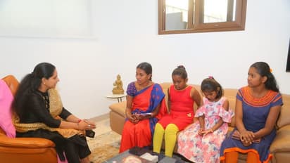 నీకు ఉద్యోగం, పిల్లలను చదివిస్తా: చైనా లోన్యాప్ బాధిత కుటుంబానికి కవిత భరోసా