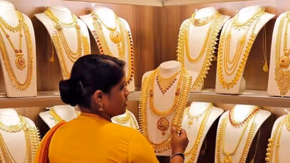 ಚಿನ್ನದ ದರದಲ್ಲಿ ದಾಖಲೆಯ ಕುಸಿತ, ಬೆಳ್ಳಿಯೂ ಅಗ್ಗ: ಗ್ರಾಹಕರಿಗೆ ಸಂತಸ!