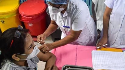 কোভিডের দ্বিতীয় ঢেউ-এর ধাক্কায় কেটে গিয়েছে দ্বিধা- টিকা নিতে চান কত শতাংশ ভারতীয়, দেখুন