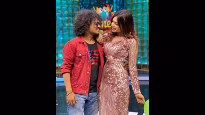 பிக்பாஸ் சீசன் 5 நிகழ்ச்சியில் கலந்து கொள்ள போவது இவர்களா? யாரும் எதிர்பார்த்திடாத பிரபலங்களின் லிஸ்ட்!