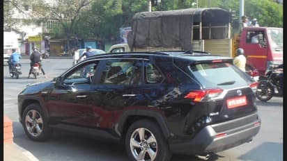 ബംഗളൂരുവില് ക്യാമറയില് കുടുങ്ങി ഇന്നോവയുടെ ബന്ധു!