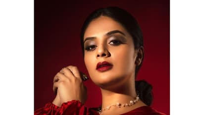 రెడ్ గౌన్ లో శ్రీముఖి హాట్ షో... సిల్క్ అవుట్ ఫిట్ లో మెరిసిపోయిన బ్యూటీ!