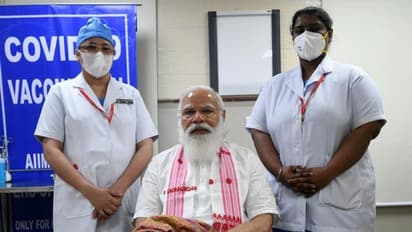 குடியரசுத் தலைவர் முதல் குஷ்பு வரை... இன்று கொரோனா தடுப்பூசி செலுத்திக் கொண்ட முக்கிய பிரமுகர்கள்...!