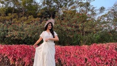 வெள்ளை உடையில்... துளியும் மேக்அப் இன்றி அழகில் மிரட்டும் ஸ்ரீதிவ்யா! சொக்கி போன ரசிகர்கள்!