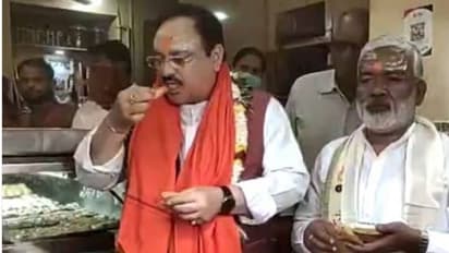 JP Nadda ने बाबा के दरबार में लगाई हाजिरी, खाई बनारसी कचौड़ी और जलेबी