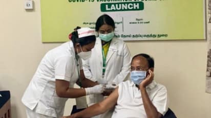 விமர்சனங்களுக்கு முற்றுப்புள்ளி... பிரதமரை தொடர்ந்து கொரோனா தடுப்பூசி செலுத்திக் கொண்ட குடியரசு துணைத் தலைவர்!