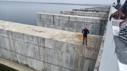 వామనరావు దంపతుల హత్య కేసు... నీటి గర్భంలో కత్తుల వేట