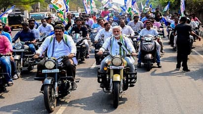 బుల్లెట్ మీద విజయ్ సాయిరెడ్డి.. హెల్మెట్ ఎక్కడ అంటూ....