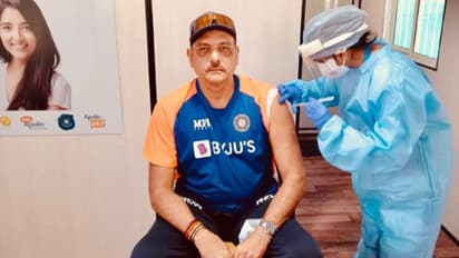 కరోనా టీకా వేయించుకున్న కోచ్ రవిశాస్త్రి... మద్యం మత్తు ఇంకా దిగనట్టుంది మాస్టారూ...