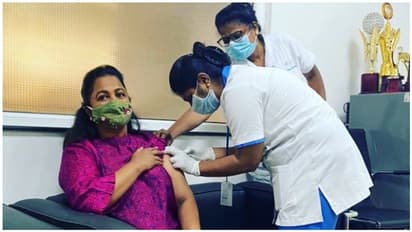 கொரோனா தடுப்பூசி போட்டு கொண்ட நடிகை ராதிகா!