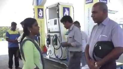 বিজেপি রাজ্যেই ক্রিকেটে পুরস্কার ৫ লিটার পেট্রোল, দেশ জুড়ে চলছে অভিনব সব প্রতিবাদ, দেখুন