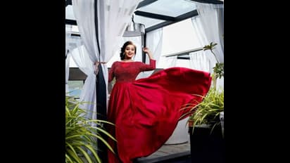 பார்த்தாலே மனசுல பல்பு எரியுது! விதவிதமான மாடர்ன் உடையில் அசத்தும் விஜய்டிவி சீரியல் நடிகை காயத்ரி!